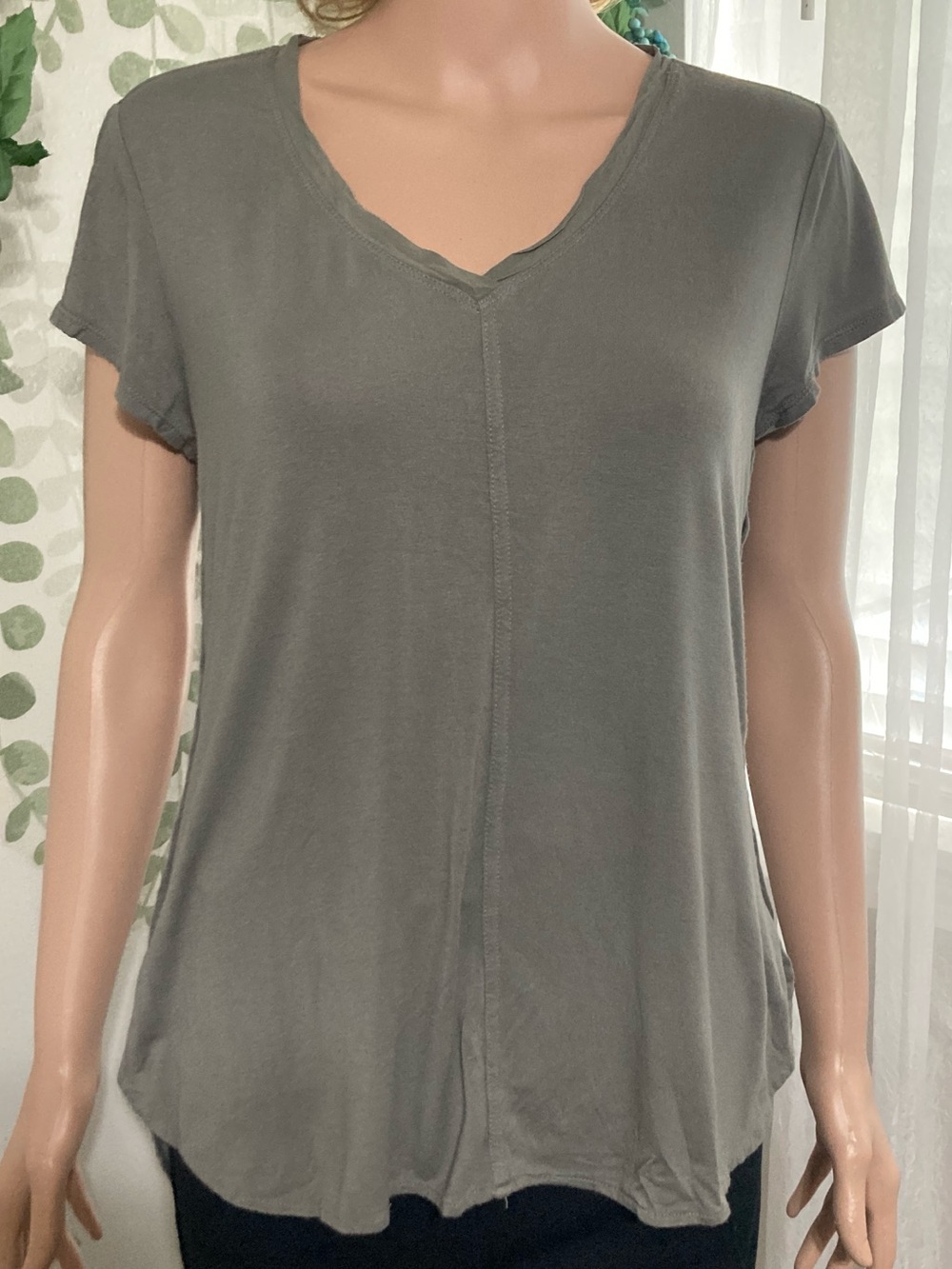 🌸 Sz M crosby. Olive Green V-Neck Short Sleeve Tee